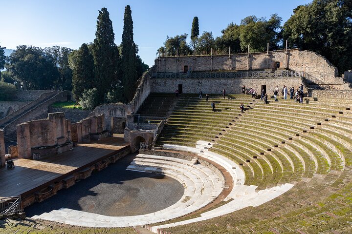 Guided tour of the ancient ruins of Pompeii, Italy, with a focus on historical sites and artifacts, photo 10 | wizardtrip