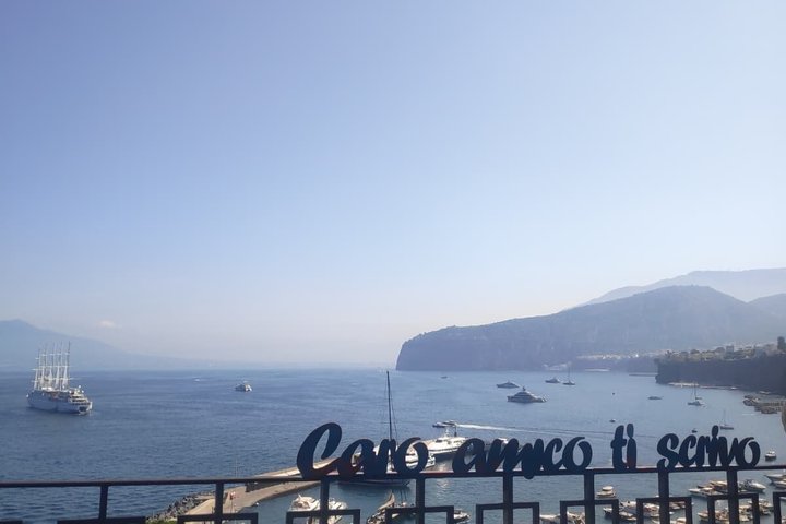 Vistas panorâmicas da Costa Amalfitana, incluindo cidades, falésias e o mar, num tour a partir de Nápoles, foto 8 | wizardtrip
