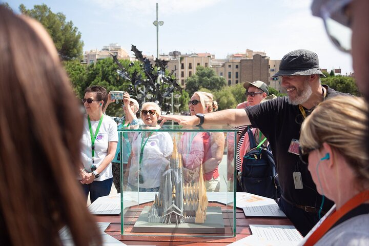 Guidad tur av Sagrada Familia i Barcelona, som visar dess unika arkitektur och glasmålningar, foto 6 | wizardtrip