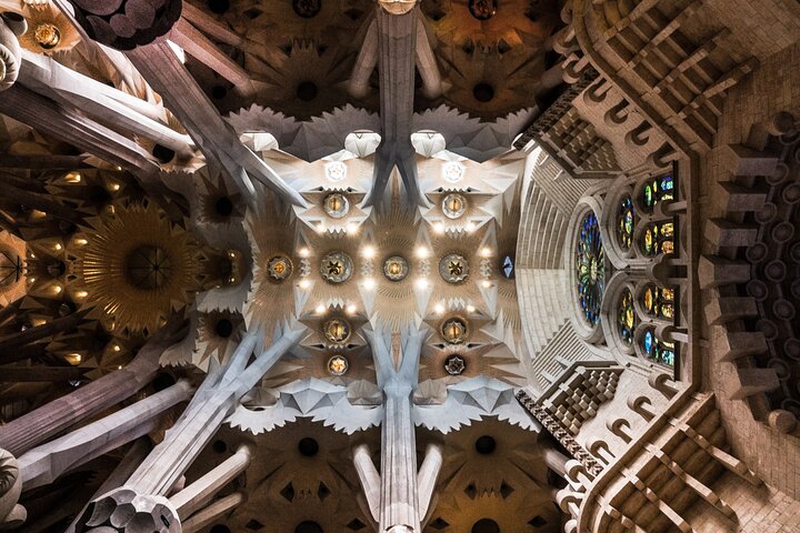 Guidad tur av Sagrada Familia i Barcelona, som visar dess unika arkitektur och glasmålningar, foto 12 | wizardtrip