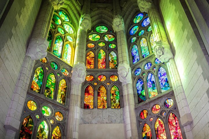 Guidad tur av Sagrada Familia i Barcelona, som visar dess unika arkitektur och glasmålningar, foto 13 | wizardtrip