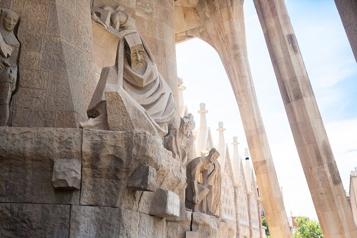 Guidad tur av Sagrada Familia i Barcelona, som visar dess unika arkitektur och glasmålningar, foto 15 | wizardtrip