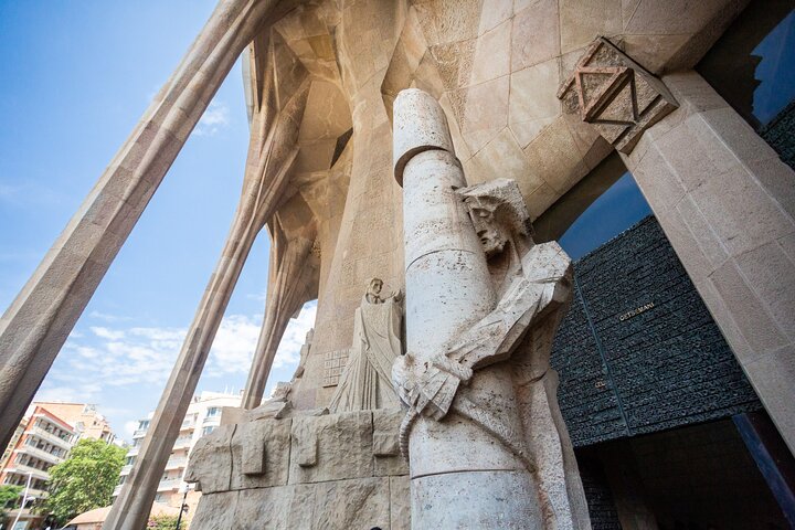 Guidad tur av Sagrada Familia i Barcelona, som visar dess unika arkitektur och glasmålningar, foto 16 | wizardtrip
