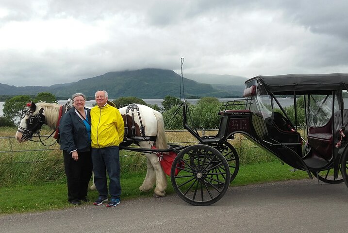 Tradisjonell Jaunting-bil-tur gjennom Killarney nasjonalpark, Irland, som viser innsjøer og fjell, foto 8 | wizardtrip