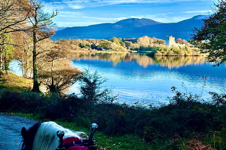 Tradisjonell Jaunting-bil-tur gjennom Killarney nasjonalpark, Irland, som viser innsjøer og fjell, foto 18 | wizardtrip
