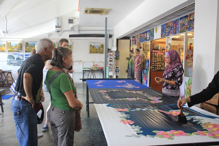 Utforsk de livlige Batu Caves og tradisjonell Batik-kunst på en halvdagstur fra Kuala Lumpur, foto 10 | wizardtrip