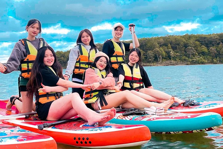 Kajak- und SUP-Abenteuer auf dem Tuyen Lam See in Da Lat, Vietnam, mit malerischer Aussicht, Foto 6 | wizardtrip