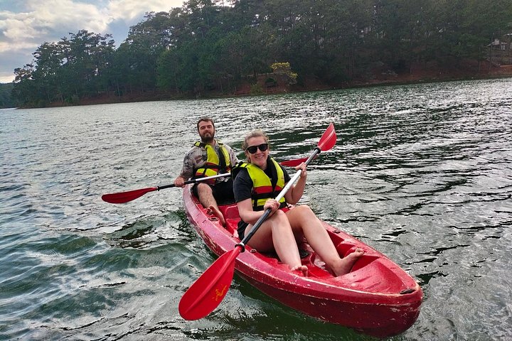Kajak- und SUP-Abenteuer auf dem Tuyen Lam See in Da Lat, Vietnam, mit malerischer Aussicht, Foto 8 | wizardtrip
