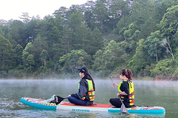 Kajak- und SUP-Abenteuer auf dem Tuyen Lam See in Da Lat, Vietnam, mit malerischer Aussicht, Foto 11 | wizardtrip