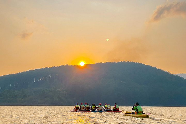 Kajak- und SUP-Abenteuer auf dem Tuyen Lam See in Da Lat, Vietnam, mit malerischer Aussicht, Foto 13 | wizardtrip