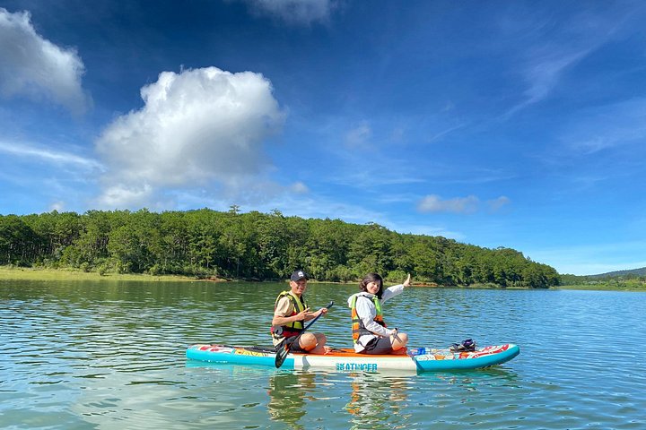Kajak- und SUP-Abenteuer auf dem Tuyen Lam See in Da Lat, Vietnam, mit malerischer Aussicht, Foto 14 | wizardtrip