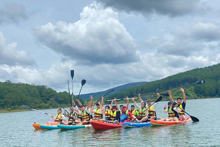 Kajak- und SUP-Abenteuer auf dem Tuyen Lam See in Da Lat, Vietnam, mit malerischer Aussicht, Foto 16 | wizardtrip