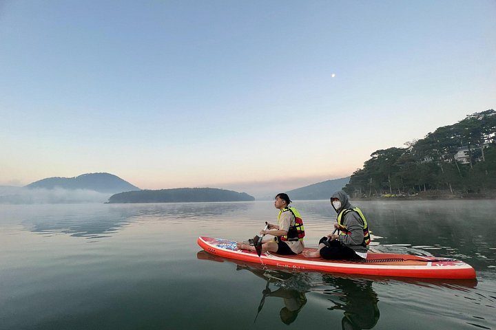 Kajak- und SUP-Abenteuer auf dem Tuyen Lam See in Da Lat, Vietnam, mit malerischer Aussicht, Foto 18 | wizardtrip