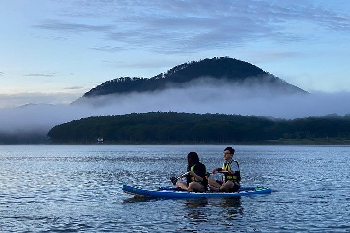 Kajak- und SUP-Abenteuer auf dem Tuyen Lam See in Da Lat, Vietnam, mit malerischer Aussicht, Foto 22 | wizardtrip