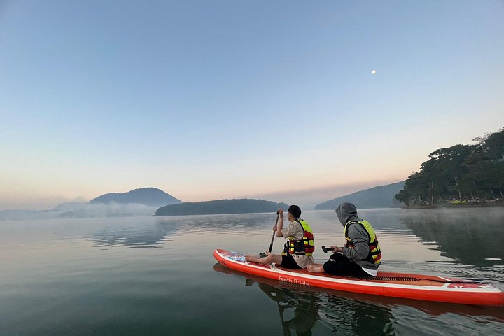 Kajak- und SUP-Abenteuer auf dem Tuyen Lam See in Da Lat, Vietnam, mit malerischer Aussicht, Foto 23 | wizardtrip