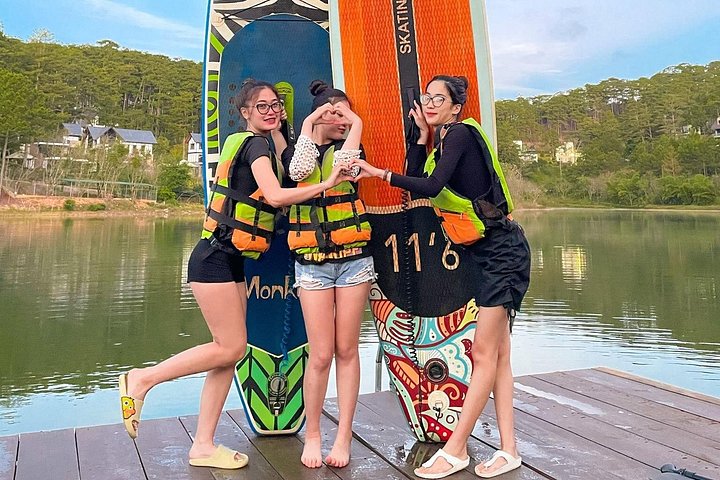 Kajak- und SUP-Abenteuer auf dem Tuyen Lam See in Da Lat, Vietnam, mit malerischer Aussicht, Foto 27 | wizardtrip