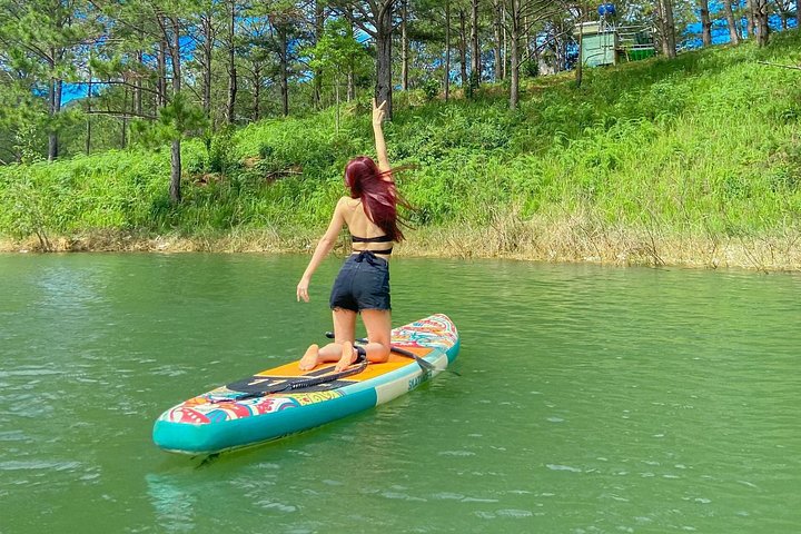 Kajak- und SUP-Abenteuer auf dem Tuyen Lam See in Da Lat, Vietnam, mit malerischer Aussicht, Foto 32 | wizardtrip