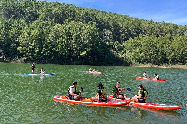 Kajak- und SUP-Abenteuer auf dem Tuyen Lam See in Da Lat, Vietnam, mit malerischer Aussicht, Foto 33 | wizardtrip