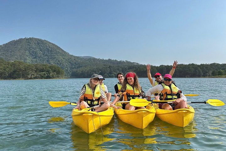 Kajak- und SUP-Abenteuer auf dem Tuyen Lam See in Da Lat, Vietnam, mit malerischer Aussicht, Foto 34 | wizardtrip