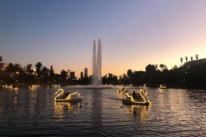 Disfruta de un tranquilo paseo en barca de pedales por el lago Echo Park en Los Ángeles, foto 8 | wizardtrip
