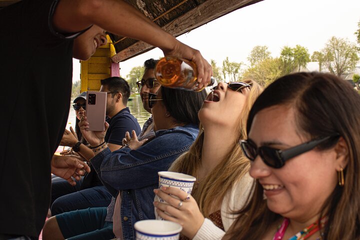 Tour en bateau de fête à Xochimilco, Mexico, avec musique, boissons et tacos, photo 6 | wizardtrip