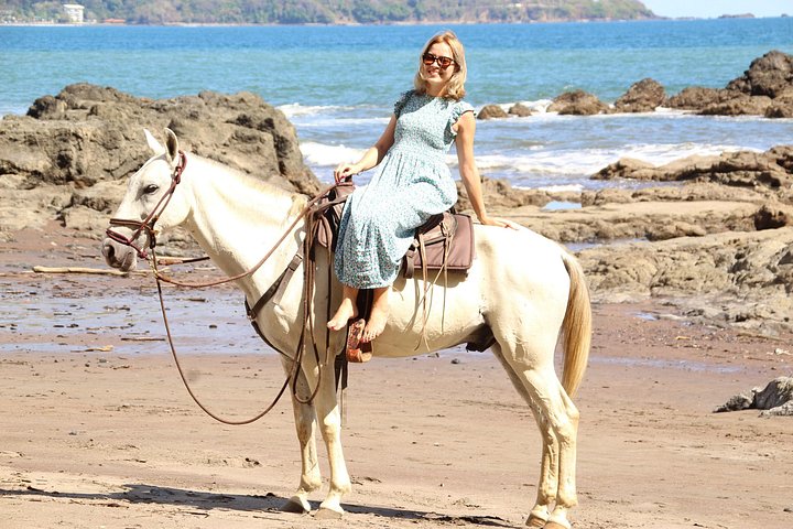 Horseback riding adventure on Jaco Beach, Costa Rica, through diverse landscapes and along the coast, photo 27 | wizardtrip