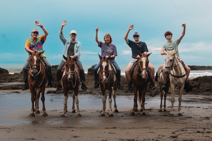 Horseback riding adventure on Jaco Beach, Costa Rica, through diverse landscapes and along the coast, photo 28 | wizardtrip