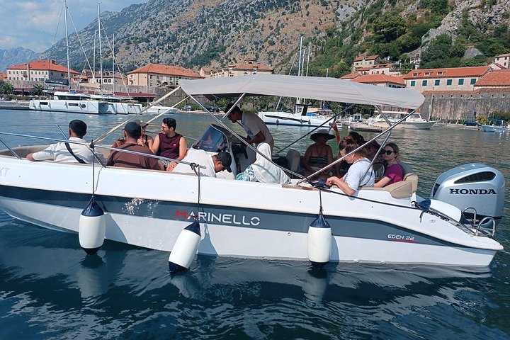 Speedboot-Tour durch die Bucht von Kotor, Montenegro, mit Besuch der Blauen Höhle, der Festung Mamula und Gospa od Škrpjela, Foto 8 | wizardtrip
