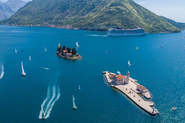 Speedboot-Tour durch die Bucht von Kotor, Montenegro, mit Besuch der Blauen Höhle, der Festung Mamula und Gospa od Škrpjela, Foto 12 | wizardtrip