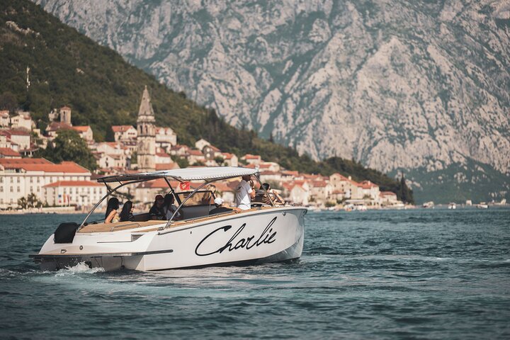 Speedboot-Tour durch die Bucht von Kotor, Montenegro, mit Besuch der Blauen Höhle, der Festung Mamula und Gospa od Škrpjela, Foto 15 | wizardtrip