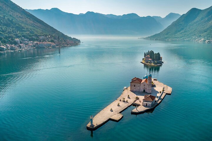 Speedboot-Tour durch die Bucht von Kotor, Montenegro, mit Besuch der Blauen Höhle, der Festung Mamula und Gospa od Škrpjela, Foto 17 | wizardtrip
