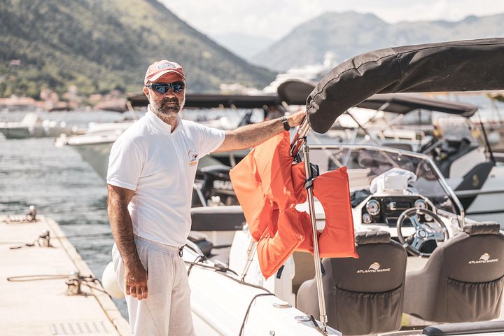 Speedboot-Tour durch die Bucht von Kotor, Montenegro, mit Besuch der Blauen Höhle, der Festung Mamula und Gospa od Škrpjela, Foto 18 | wizardtrip