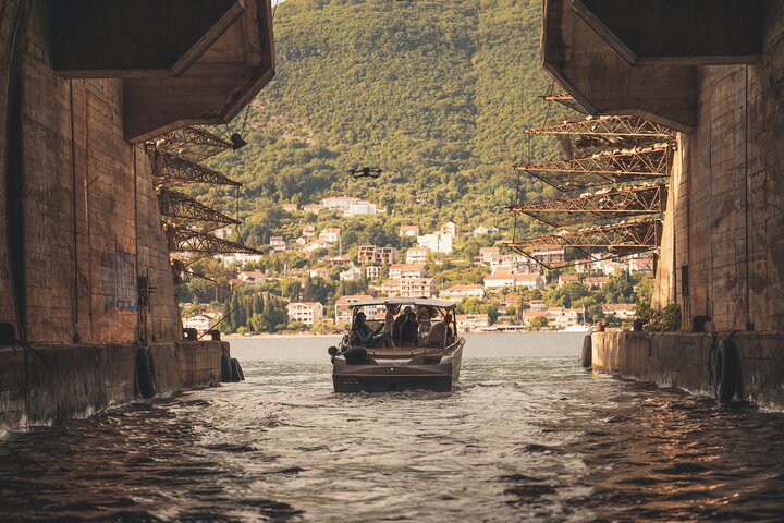 Speedboot-Tour durch die Bucht von Kotor, Montenegro, mit Besuch der Blauen Höhle, der Festung Mamula und Gospa od Škrpjela, Foto 19 | wizardtrip