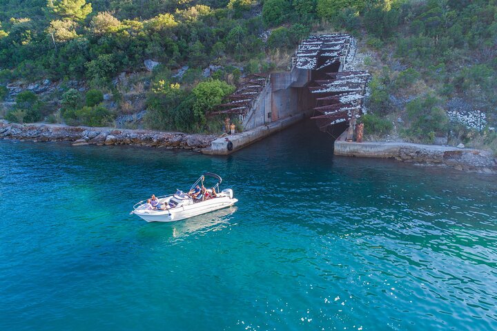 Speedboot-Tour durch die Bucht von Kotor, Montenegro, mit Besuch der Blauen Höhle, der Festung Mamula und Gospa od Škrpjela, Foto 21 | wizardtrip