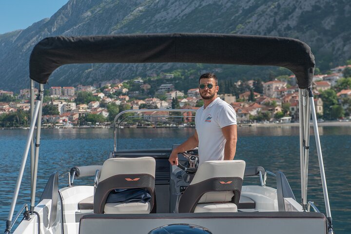 Speedboot-Tour durch die Bucht von Kotor, Montenegro, mit Besuch der Blauen Höhle, der Festung Mamula und Gospa od Škrpjela, Foto 23 | wizardtrip