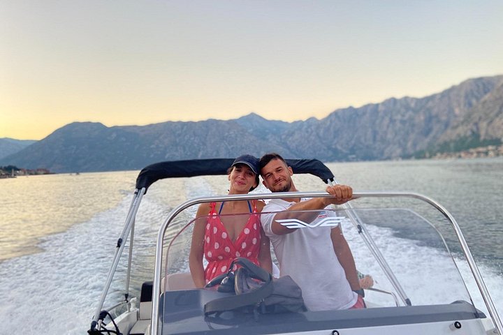 Speedboot-Tour durch die Bucht von Kotor, Montenegro, mit Besuch der Blauen Höhle, der Festung Mamula und Gospa od Škrpjela, Foto 28 | wizardtrip