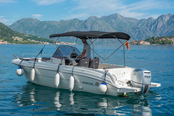 Speedboot-Tour durch die Bucht von Kotor, Montenegro, mit Besuch der Blauen Höhle, der Festung Mamula und Gospa od Škrpjela, Foto 30 | wizardtrip