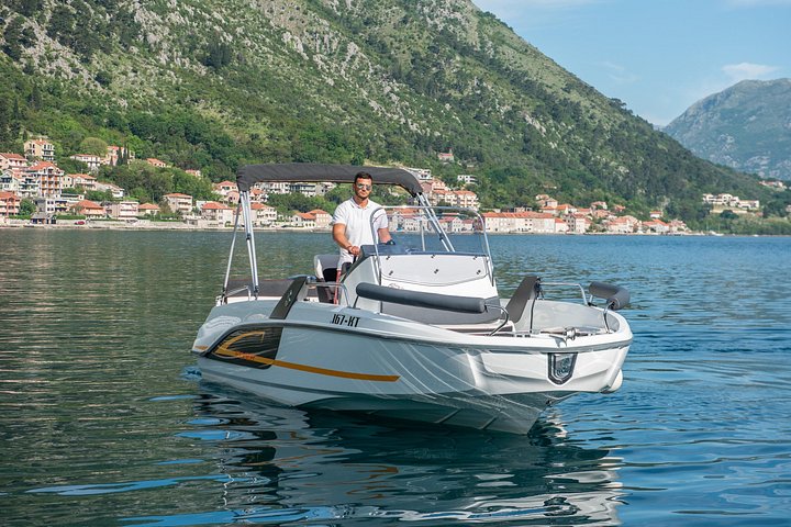 Speedboot-Tour durch die Bucht von Kotor, Montenegro, mit Besuch der Blauen Höhle, der Festung Mamula und Gospa od Škrpjela, Foto 32 | wizardtrip