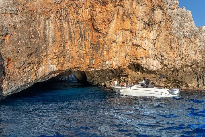Speedboot-Tour durch die Bucht von Kotor, Montenegro, mit Besuch der Blauen Höhle, der Festung Mamula und Gospa od Škrpjela, Foto 34 | wizardtrip