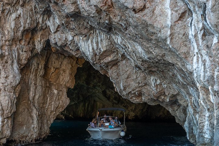 Speedboot-Tour durch die Bucht von Kotor, Montenegro, mit Besuch der Blauen Höhle, der Festung Mamula und Gospa od Škrpjela, Foto 35 | wizardtrip