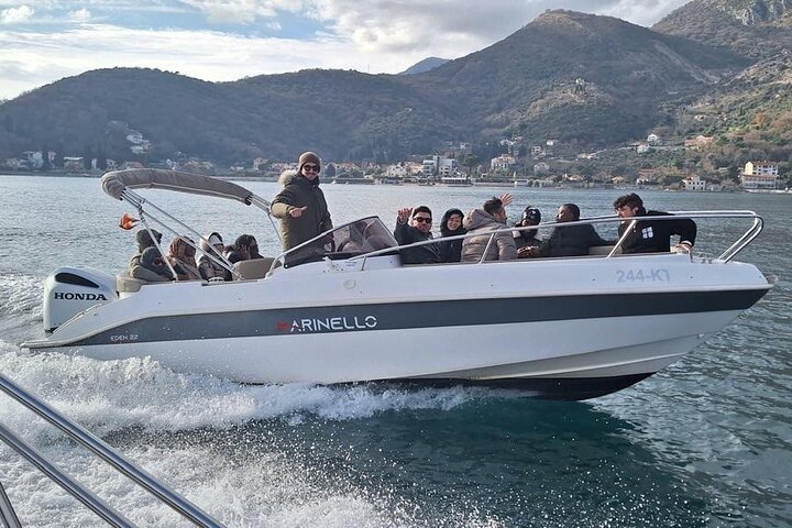 Speedboot-Tour durch die Bucht von Kotor, Montenegro, mit Besuch der Blauen Höhle, der Festung Mamula und Gospa od Škrpjela, Foto 36 | wizardtrip