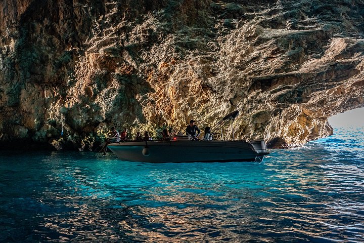 Speedboot-Tour durch die Bucht von Kotor, Montenegro, mit Besuch der Blauen Höhle, der Festung Mamula und Gospa od Škrpjela, Foto 37 | wizardtrip