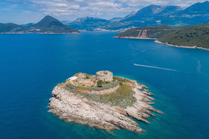 Speedboot-Tour durch die Bucht von Kotor, Montenegro, mit Besuch der Blauen Höhle, der Festung Mamula und Gospa od Škrpjela, Foto 40 | wizardtrip