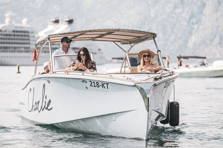 Speedboot-Tour durch die Bucht von Kotor, Montenegro, mit Besuch der Blauen Höhle, der Festung Mamula und Gospa od Škrpjela, Foto 41 | wizardtrip