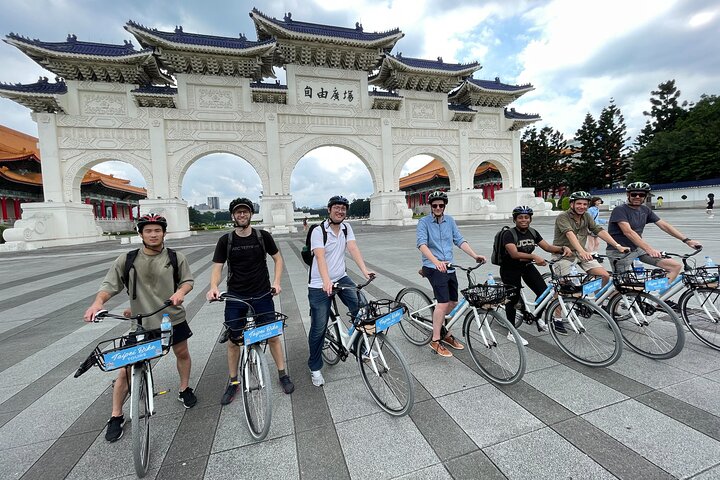 Eine geführte Radtour durch Taipehs historische Straßen, Märkte und Tempel, inklusive traditionellem Frühstück, Foto 23 | wizardtrip