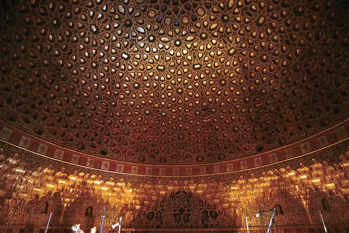 Guided tour of the Alcazar of Seville, showcasing its stunning architecture and gardens, photo 8 | wizardtrip
