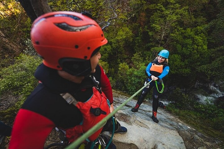 Experimente canyoning emocionante com tirolesas e cascatas nas paisagens naturais de Queenstown, foto 6 | wizardtrip