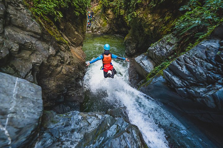 Experimente canyoning emocionante com tirolesas e cascatas nas paisagens naturais de Queenstown, foto 8 | wizardtrip