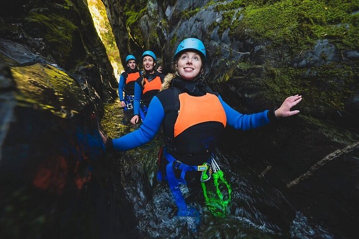 Experimente canyoning emocionante com tirolesas e cascatas nas paisagens naturais de Queenstown, foto 9 | wizardtrip