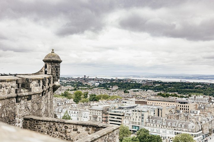 Tour guiado por el Castillo de Edimburgo, Escocia, destacando arquitectura histórica y vistas de la ciudad, foto 17 | wizardtrip